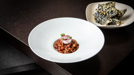Tuna tartare with nori tempura bugak