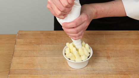 How to fill and use a piping bag
