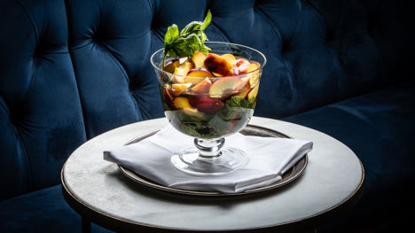 Peaches in vermouth with mint