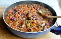 Low-calorie smoky chilli with vegetables and beans