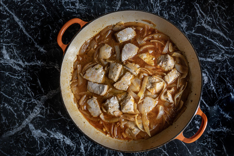 Atún encebollado (tuna cooked in an onion stew)