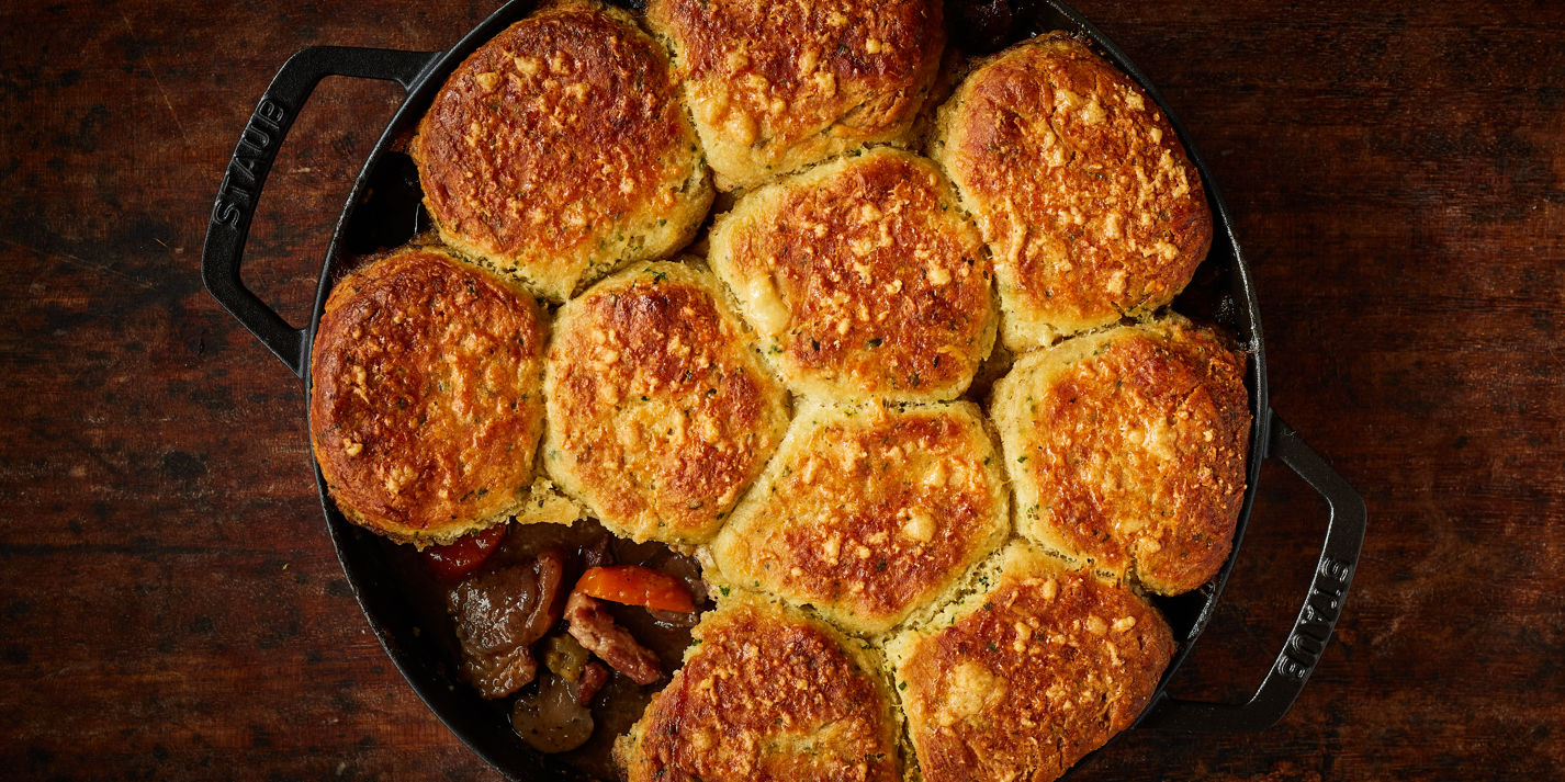 Beef cobbler with Le Gruyère AOP and herb scones -image