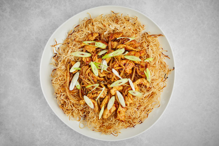 Pan-fried chicken with crispy noodles