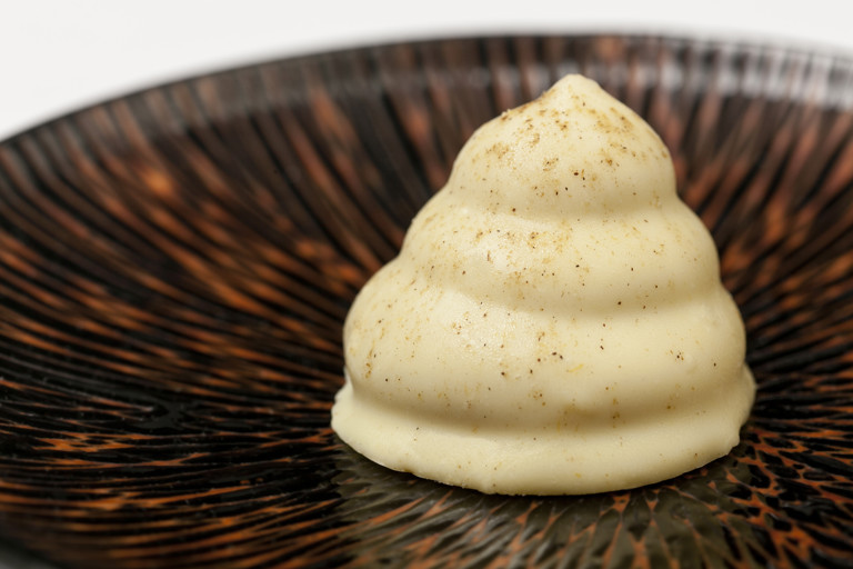 White chocolate and raspberry floedebolle