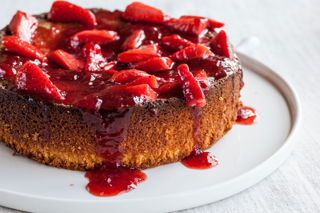 Strawberry and lemon flourless cake