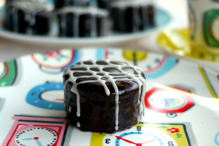 Miniature gluten-free schichttortes