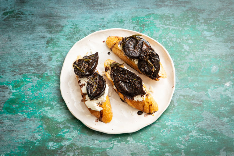 Rosemary roasted figs with goat's cheese