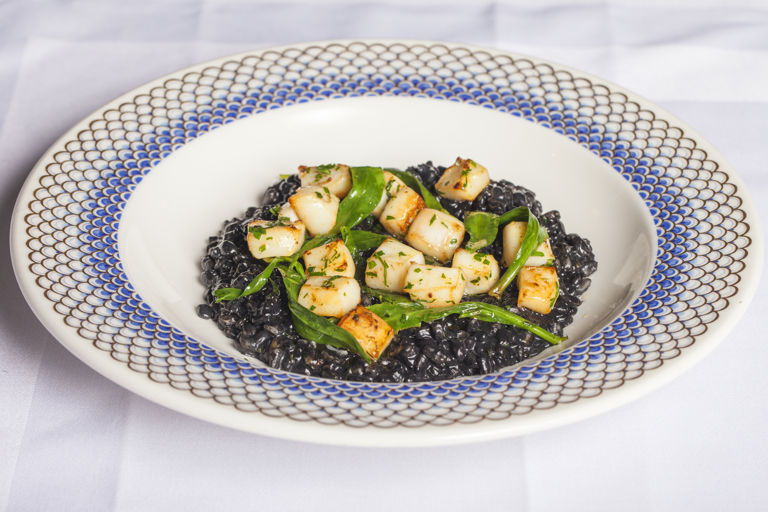 Spelt cooked in ink with squid and sea aster