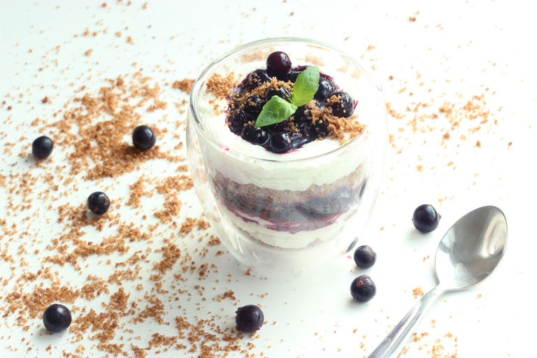 Blueberry cheesecake with almond crumble