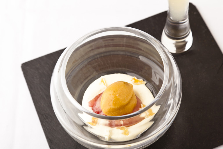 Poached peach, lemon cream and vanilla lemonade