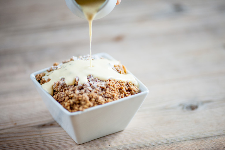 Apple and rhubarb crumble