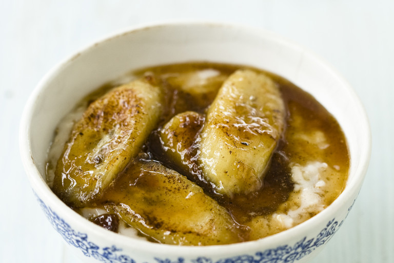 Porridge with maple bananas and Greek yoghurt