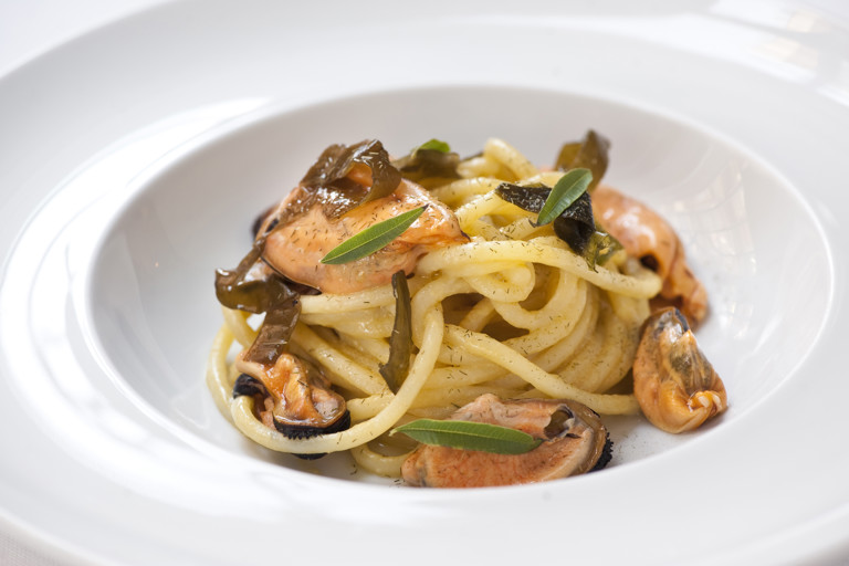 Spaghetti with garlic, oil, chilli, mussels and sour seaweeds 