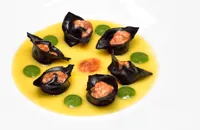 'Black is back' - mussel tortelli with sea urchin