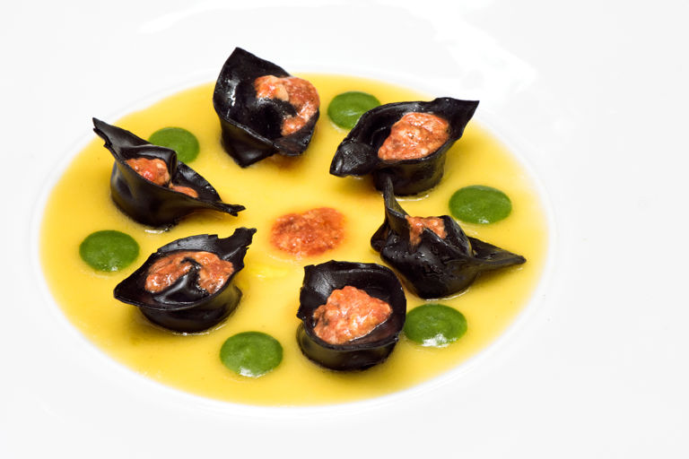 'Black is back' - mussel tortelli with sea urchin