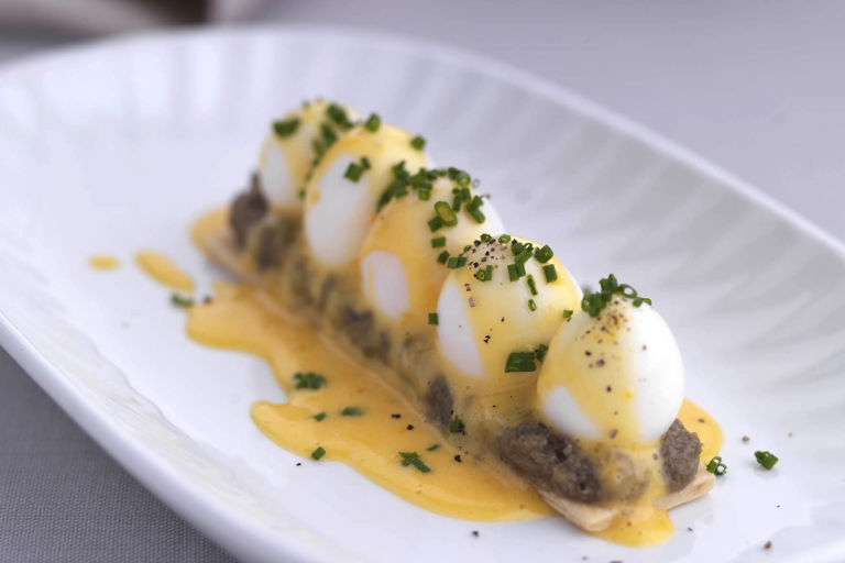 Feuillete of poached quails’ eggs with hollandaise sauce