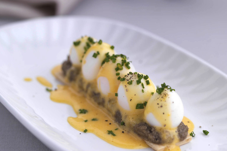 Feuillete of poached quails’ eggs with hollandaise sauce
