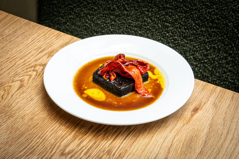 Blood pudding with grilled peppers and apple and lardo sauce
