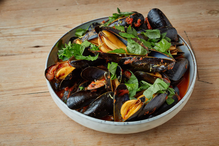 Steamed mussels with smoked paprika and tomato sauce