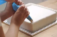 How to decorate borders with royal icing
