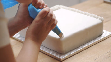 How to decorate borders with royal icing