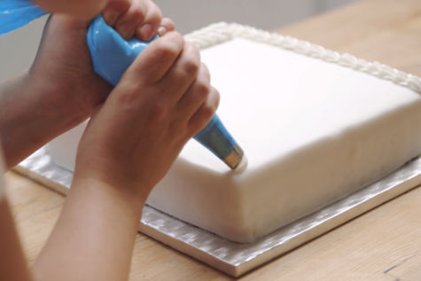 How to decorate borders with royal icing