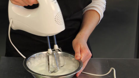 How to whisk egg whites