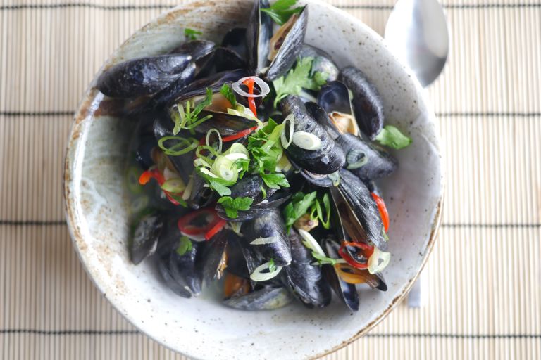 Aromatic sake steamed mussels
