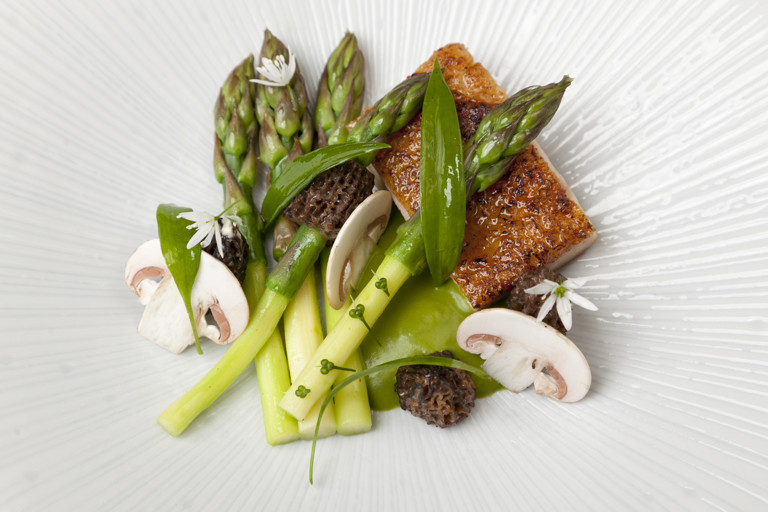 Chicken with wild garlic and asparagus