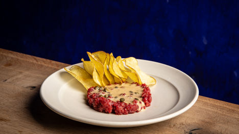 Bavette steak tartare with pepper sauce and crisps