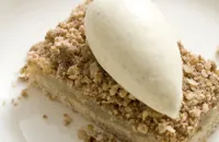 Spiced apple crumble slice