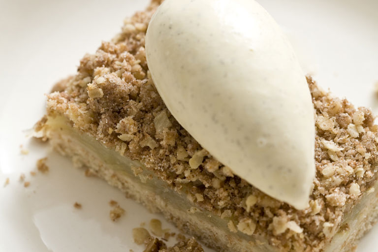 Spiced apple crumble slice