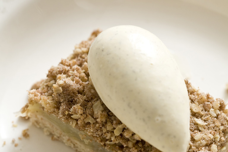 Spiced apple crumble slice