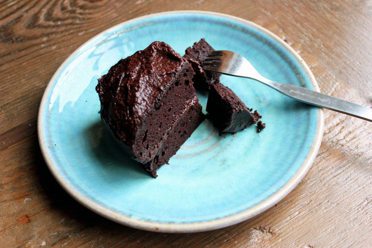 Gluten and sugar-free chocolate supreme cake
