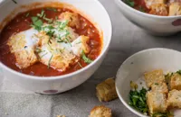 Easy tomato soup with cheesy croutons and bubbles