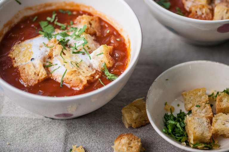 Easy tomato soup with cheesy croutons and bubbles