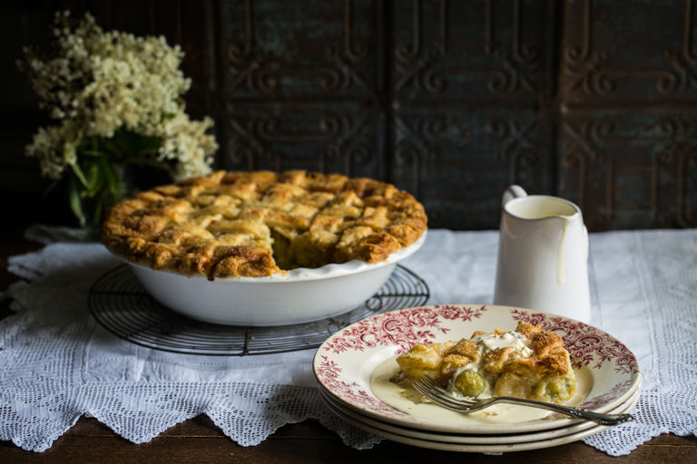 Gooseberry, apple and elderflower pie