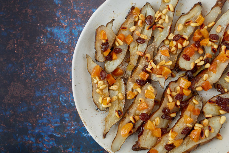Artichokes with raisins, pine nuts and apricots