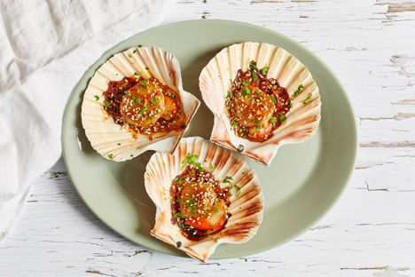 Grilled scallops with oyster sauce and sesame